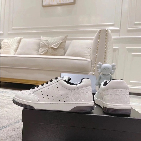 Authentic Chanel classic black and white sneakers - Picture 4 of 7